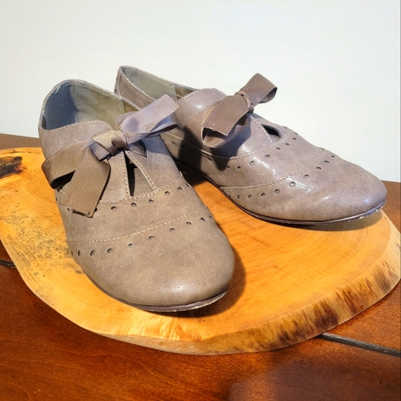 Oxford style ribbon tie flat shoe - Picture 7 of 7